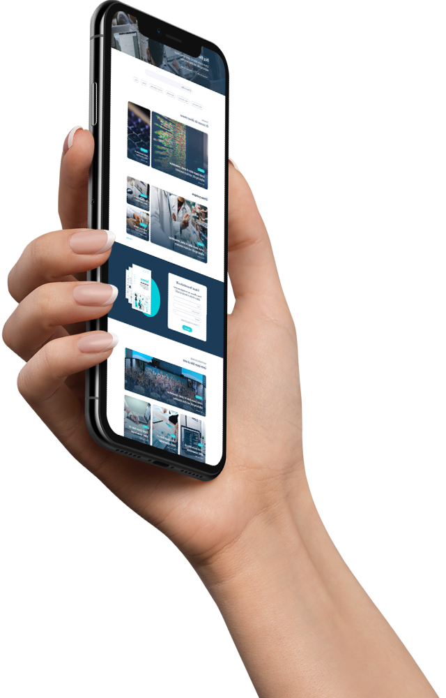 Mão segurando celular